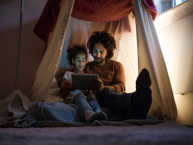 Padre e hijo mirando una tableta