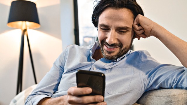 Hombre mirando el smartphone