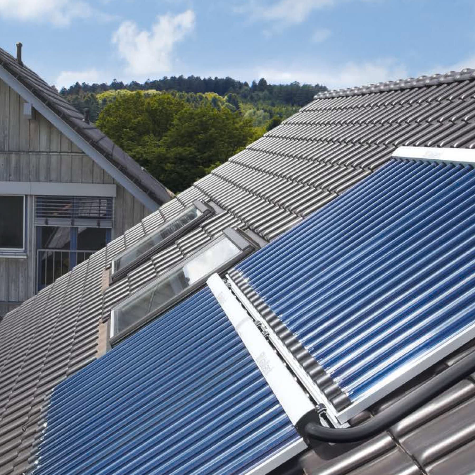 Un colector solar térmico Vaillant instalado en un tejado