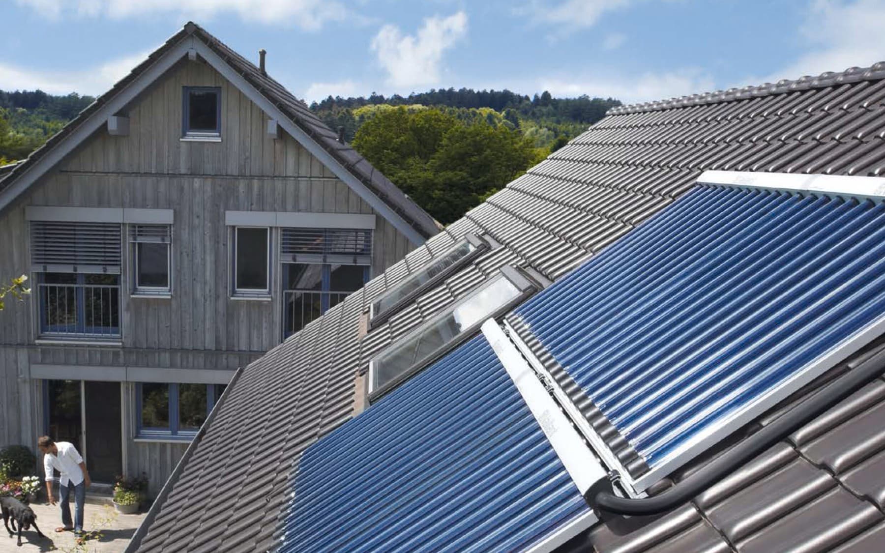Un colector solar térmico Vaillant en un tejado.