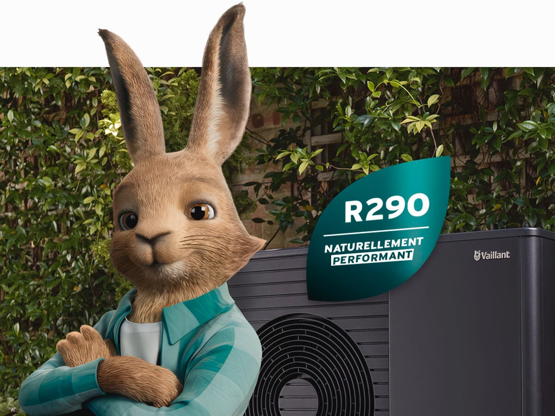 Liebre de Vaillant con logotipo de refrigerante natural frente a una bomba de calor aroTHERM plus.