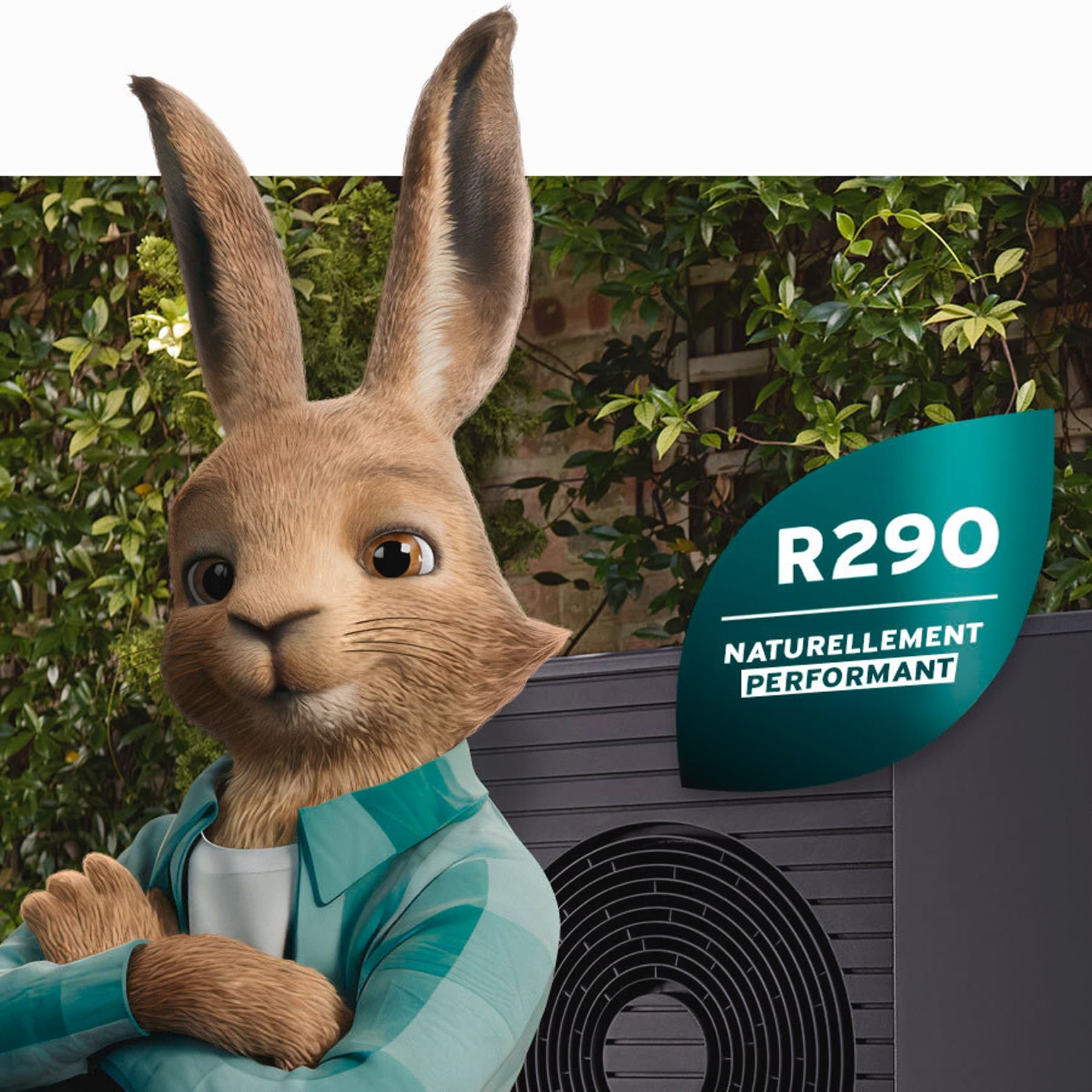 Liebre de Vaillant con logotipo de refrigerante natural frente a una bomba de calor aroTHERM plus.