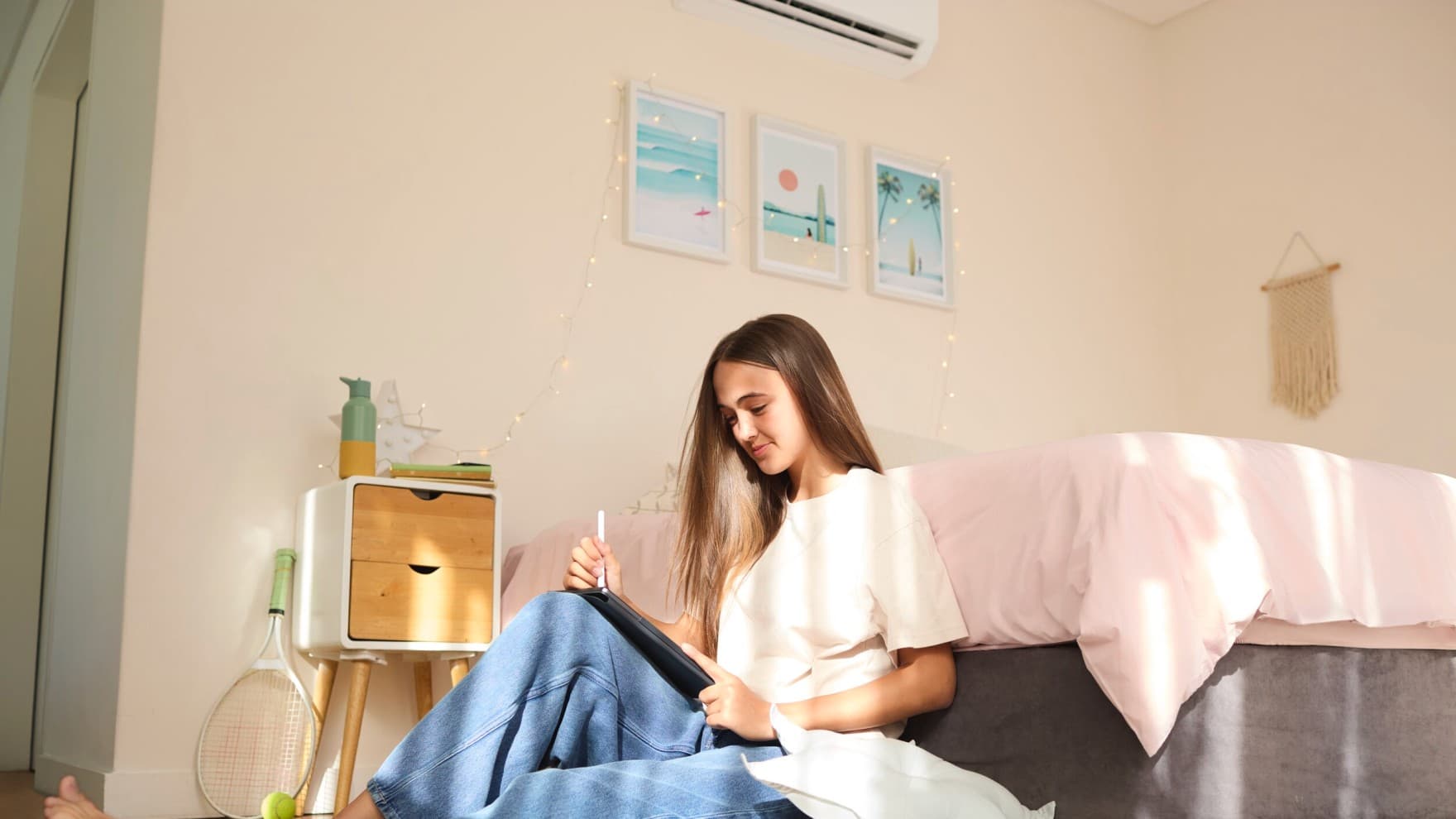 Aire acondicionado climaVAIR plus en la habitación de los adolescentes, en la pared bajo el techo.