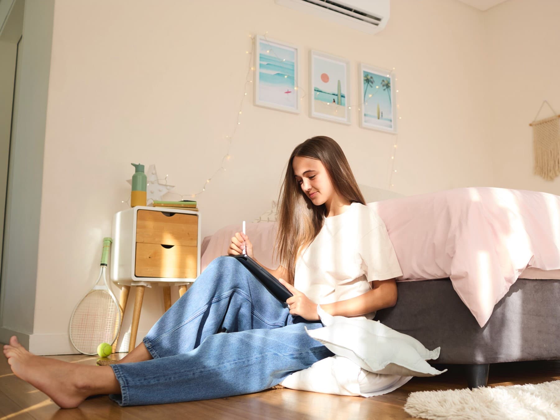 Una niña disfruta en su habitación de la temperatura perfecta