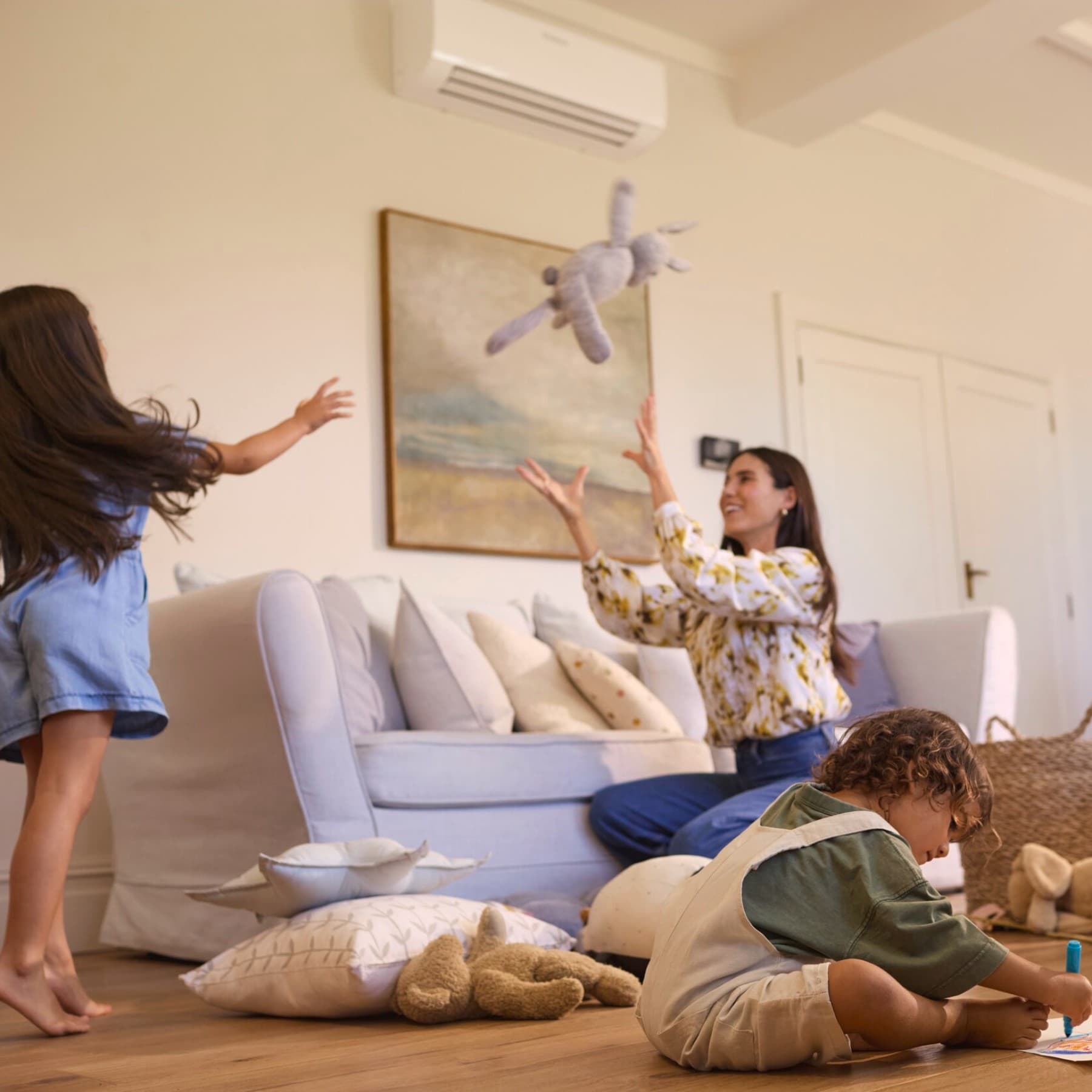 Familia jugando en la sala de estar