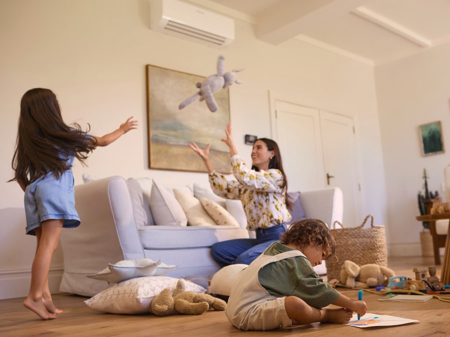 Familia jugando cómodamente en la sala de estar.
