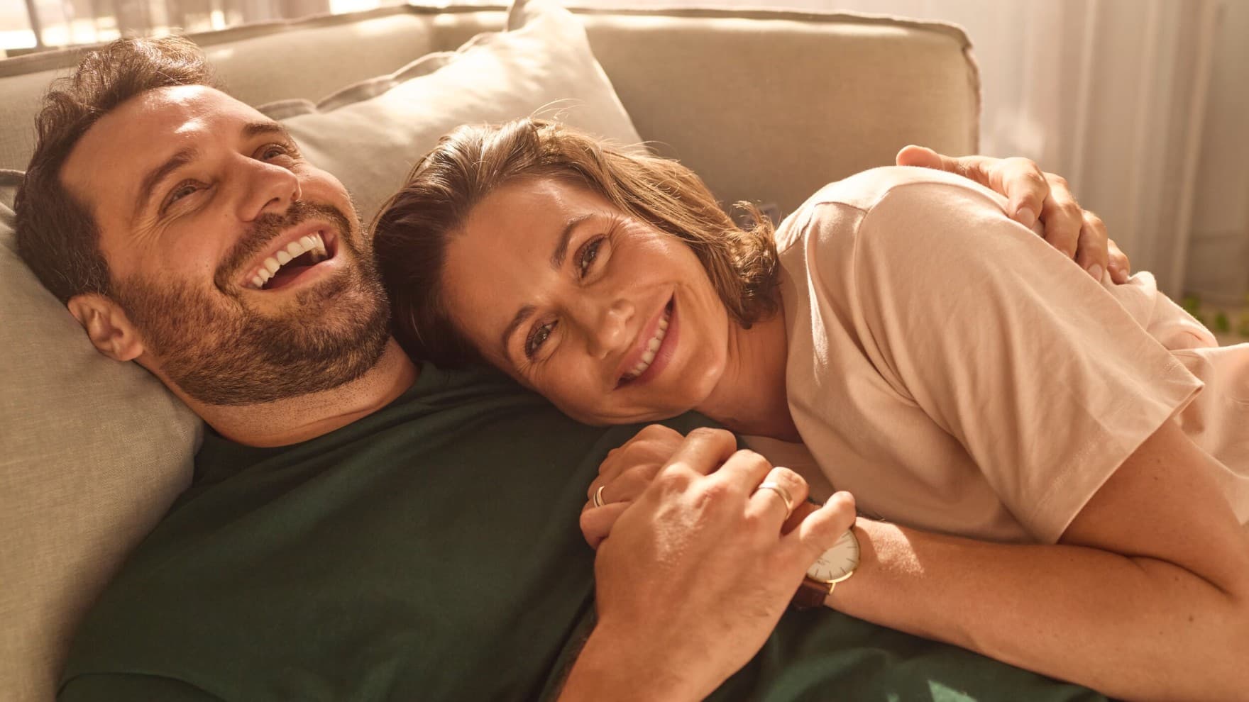Pareja tumbada en la cama