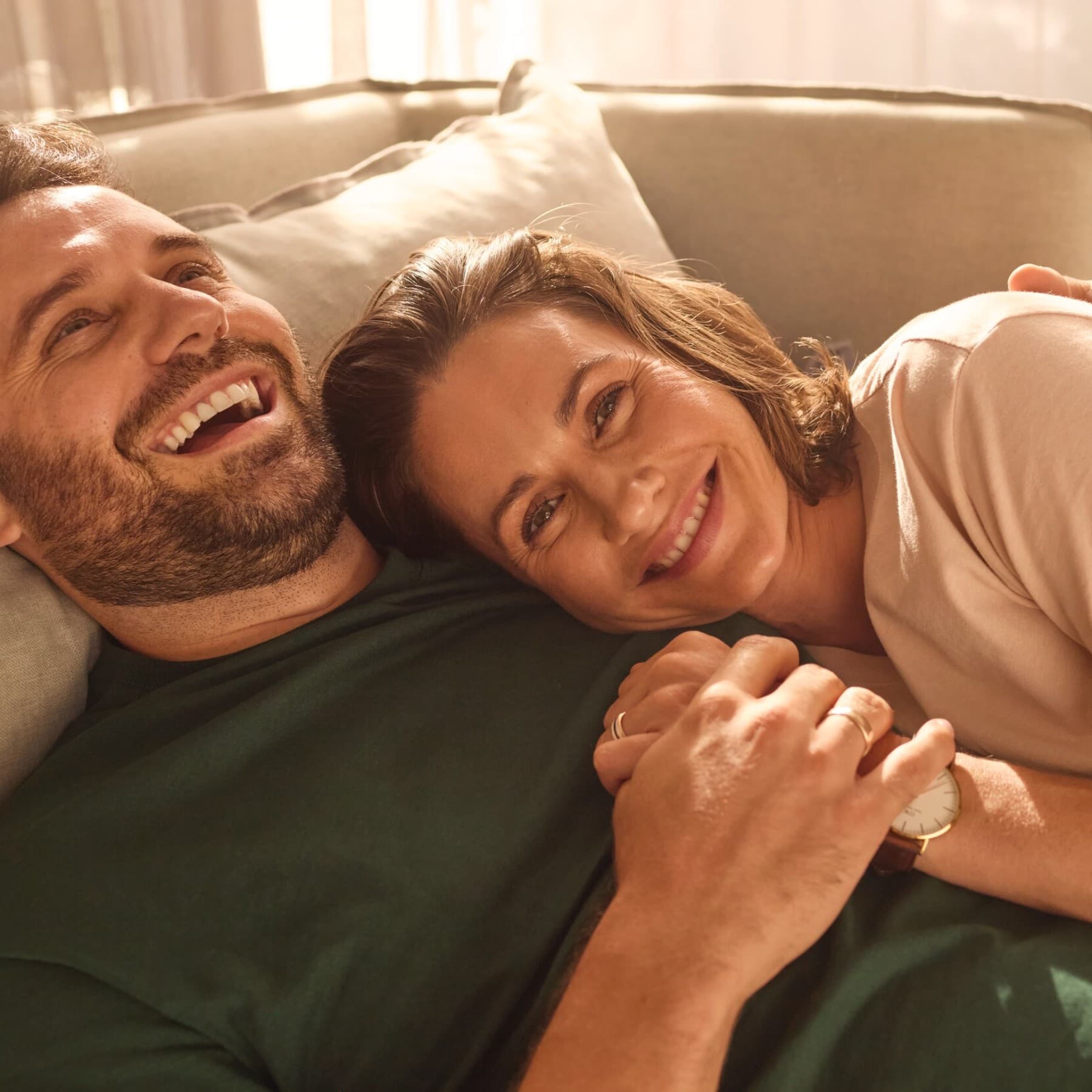 Pareja relajándose en un sofá