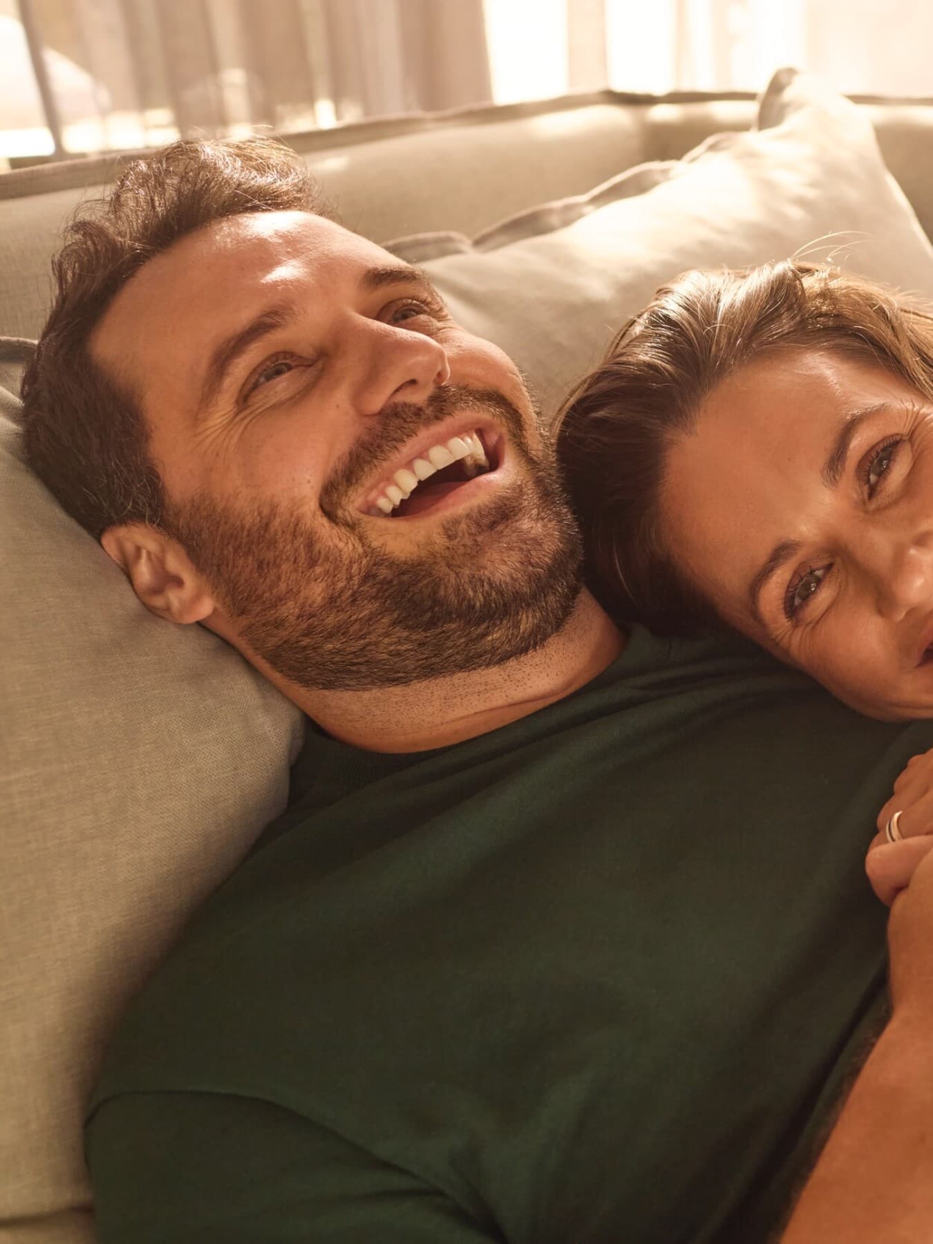 Pareja tumbada en la cama