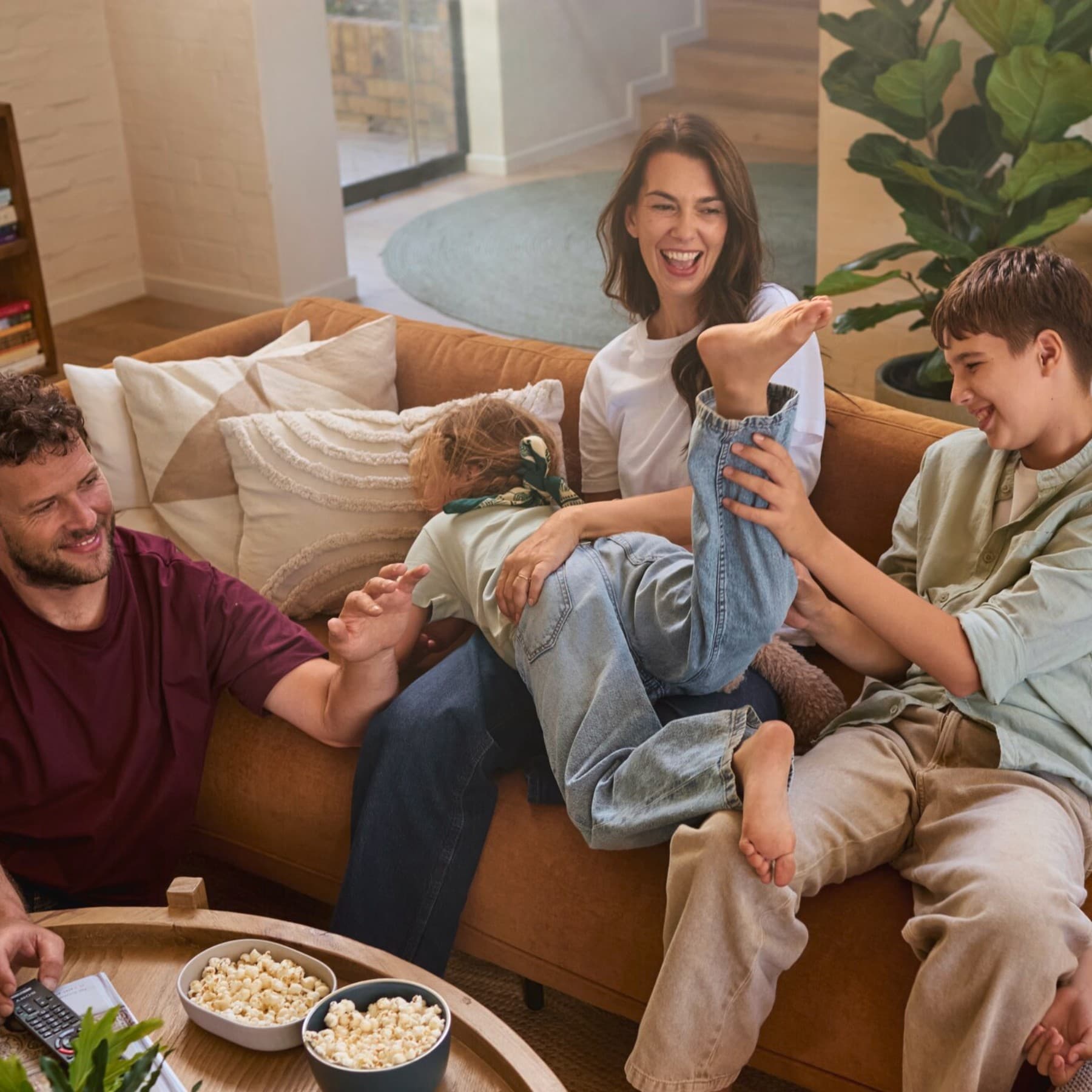 La familia se divierte en el sofá.