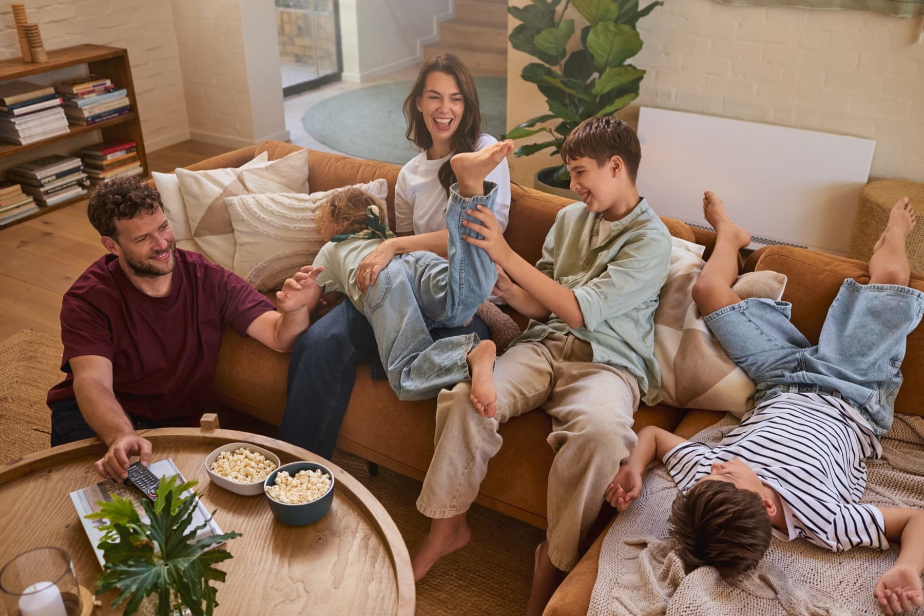 Familia retozando en el sofá