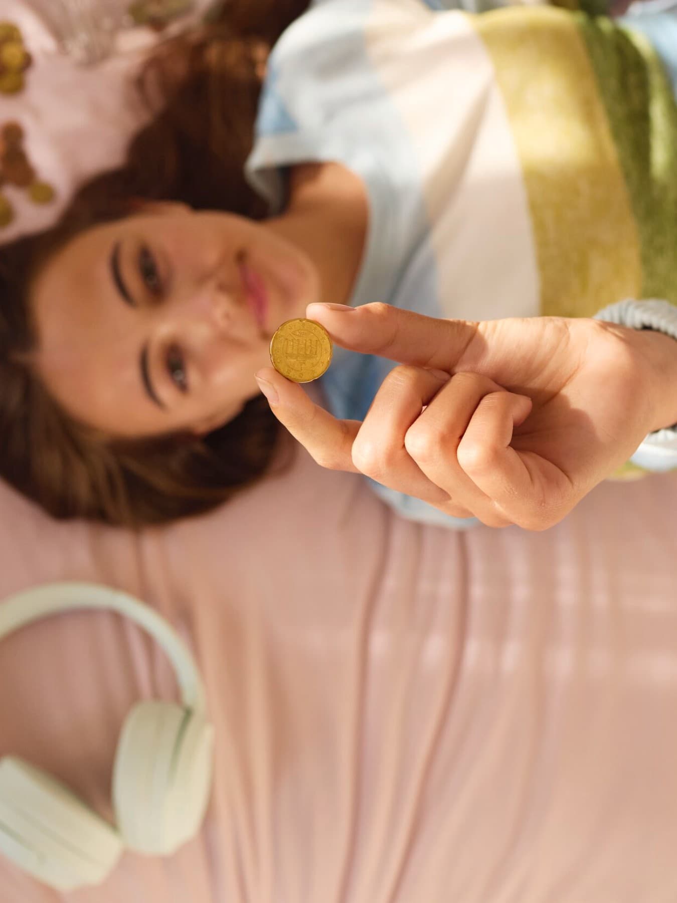 Chica contando dinero en la cama.