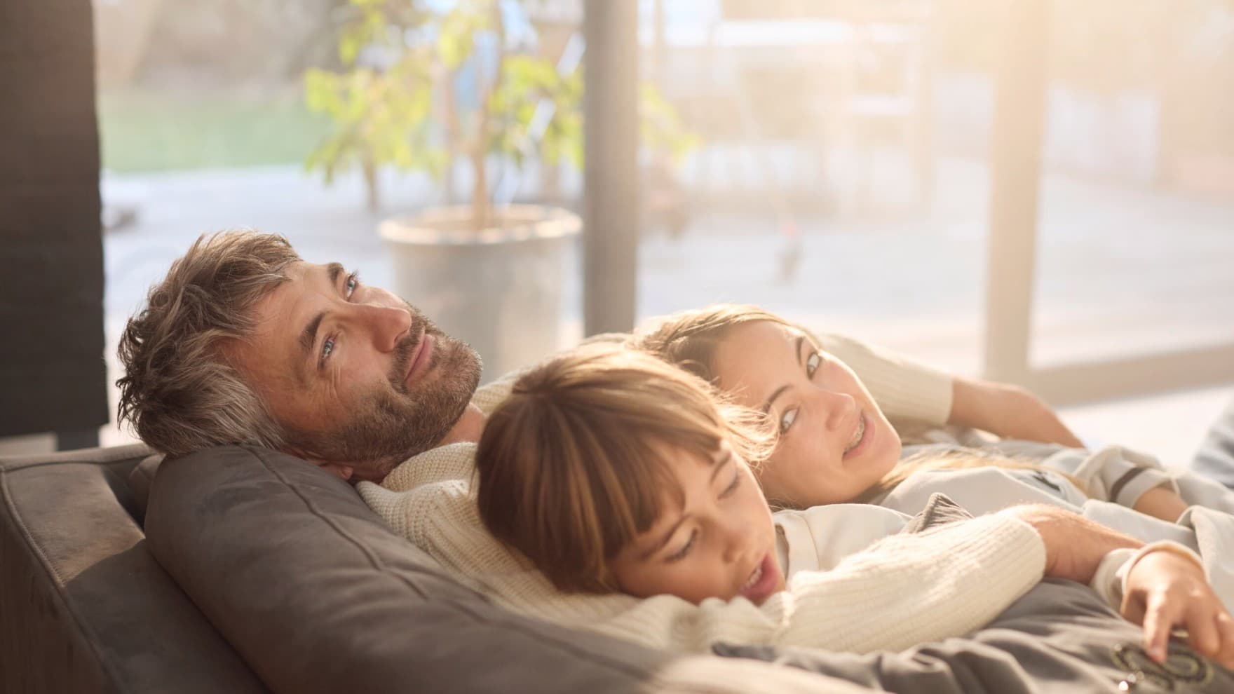 Familia tumbada en el sofá