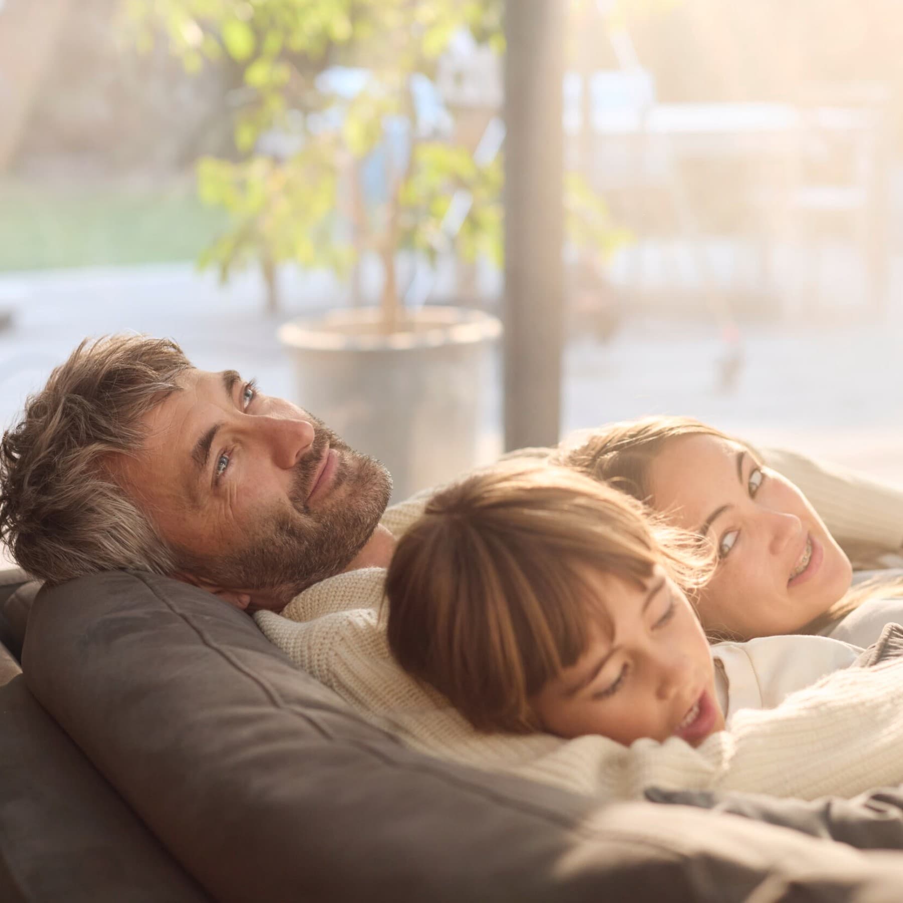 Una familia descansando junta en un sofá