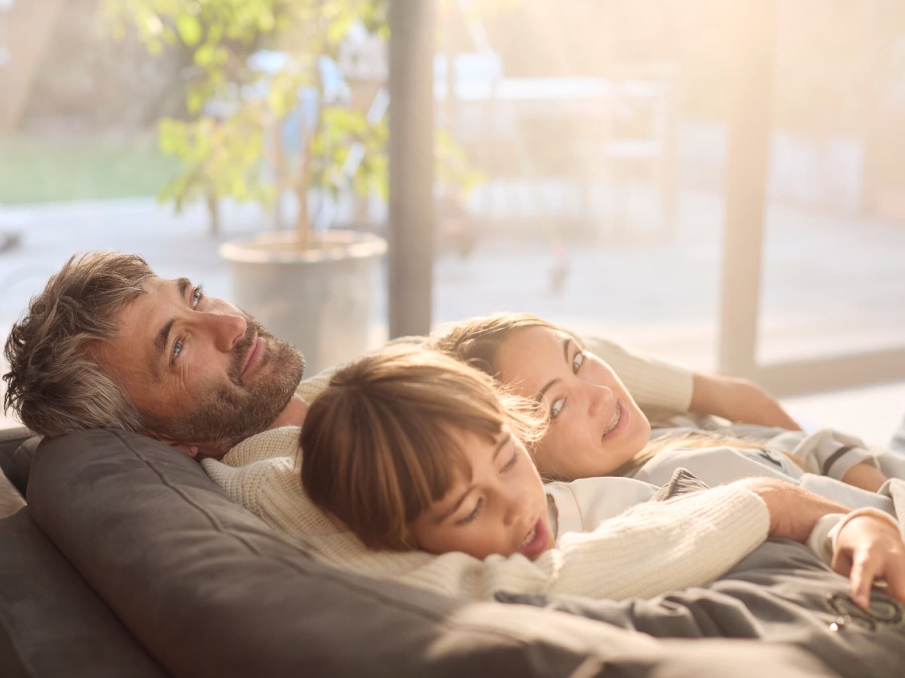 Familia relajándose junta en un sofá