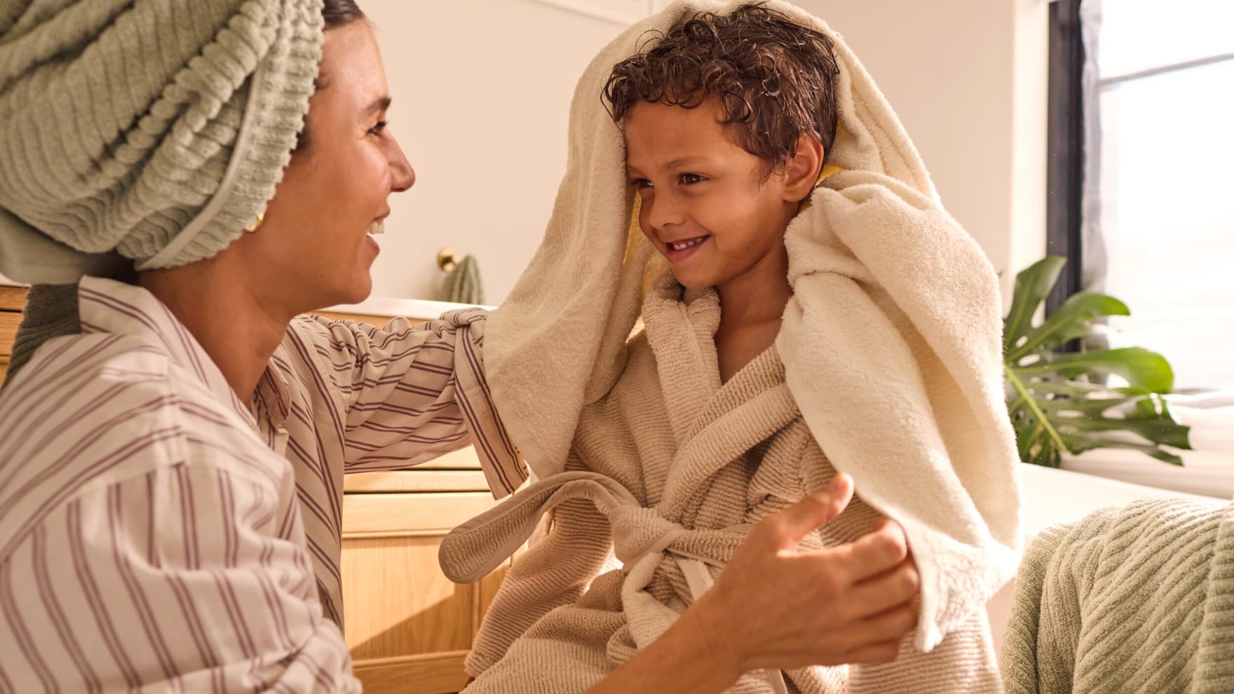 Madre e hijo jugando