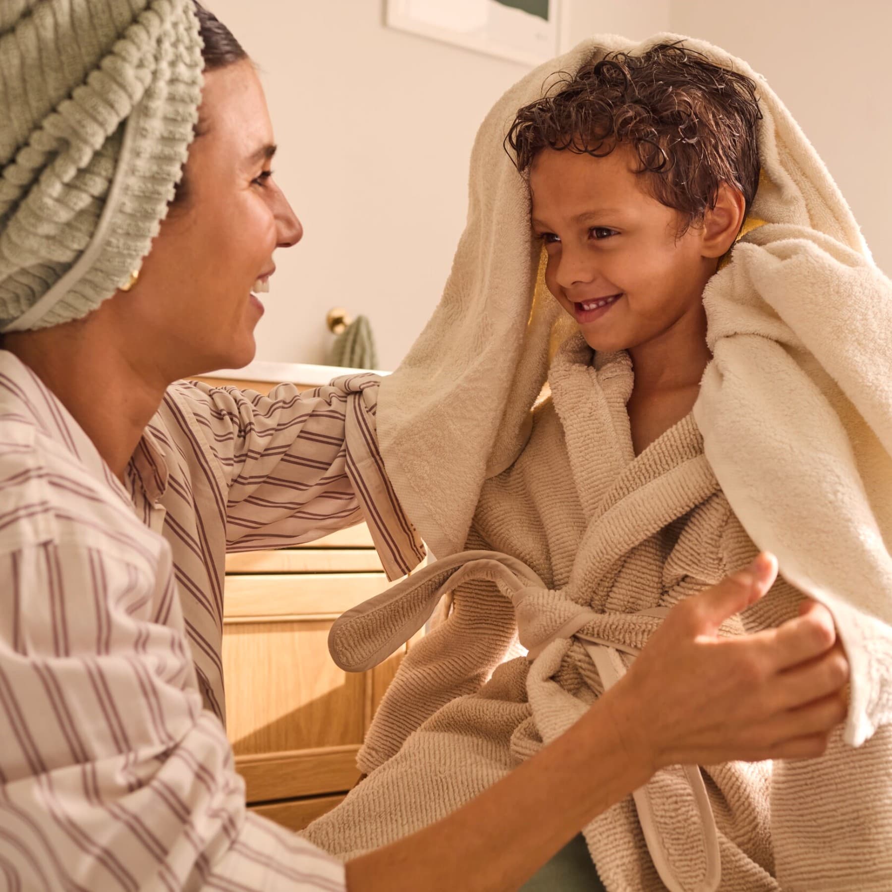 Niño y madre en el baño