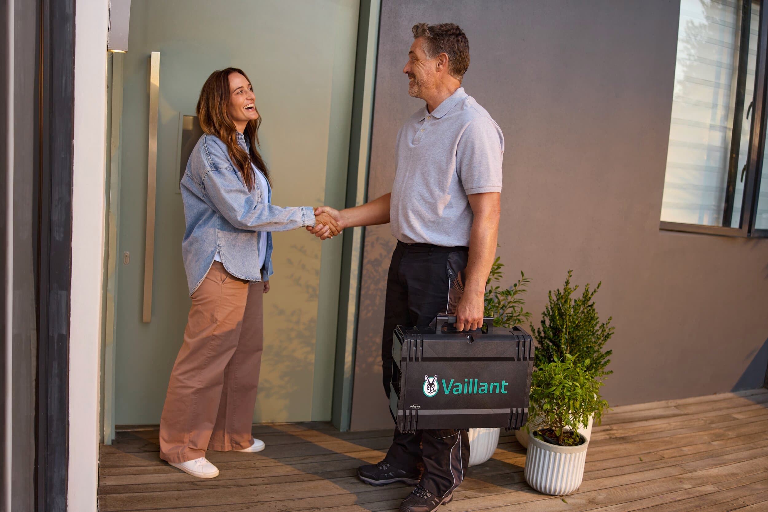 El cliente recibe al técnico de Vaillant en la puerta principal
