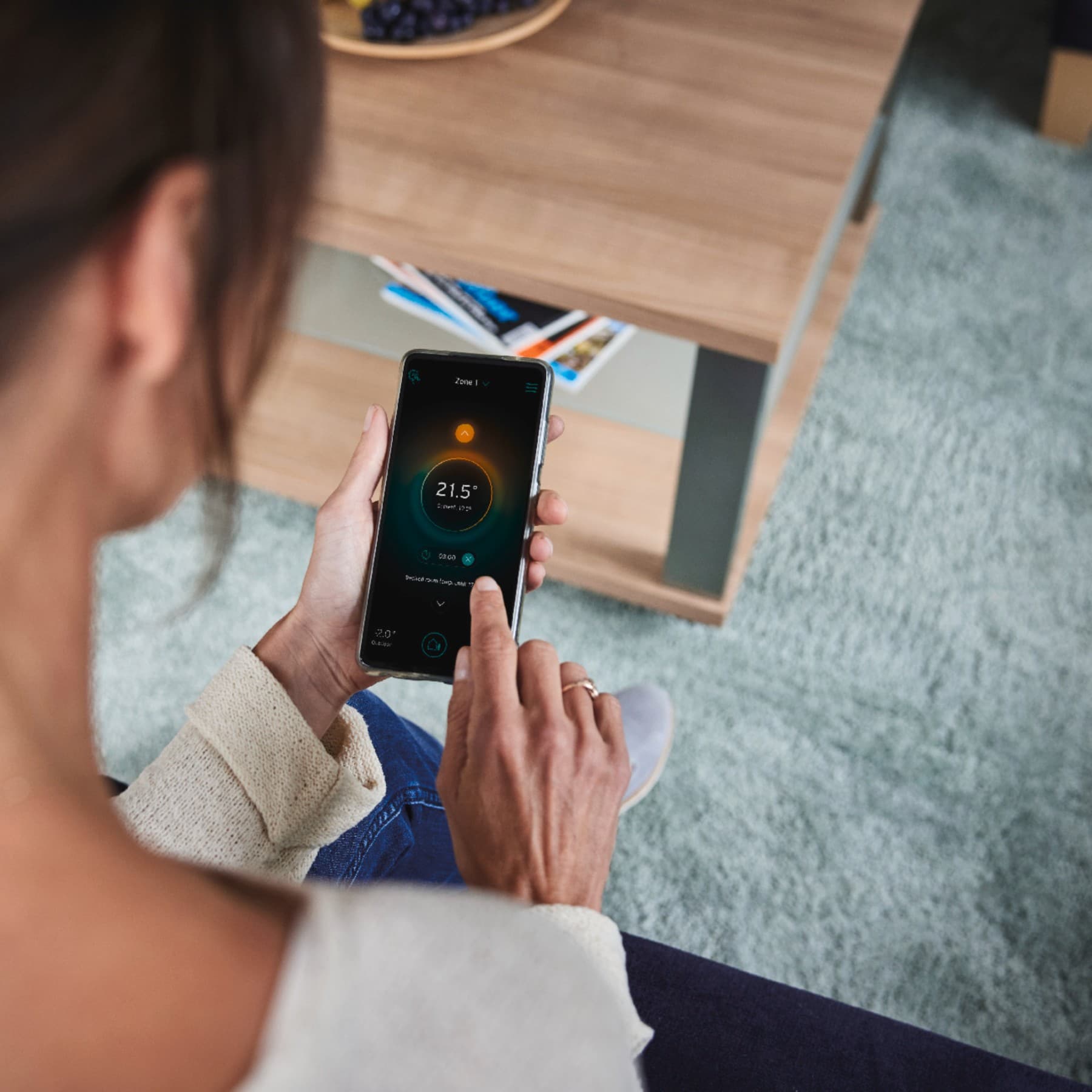 Mujer controlando su sistema con la app móvil myVAILLANT