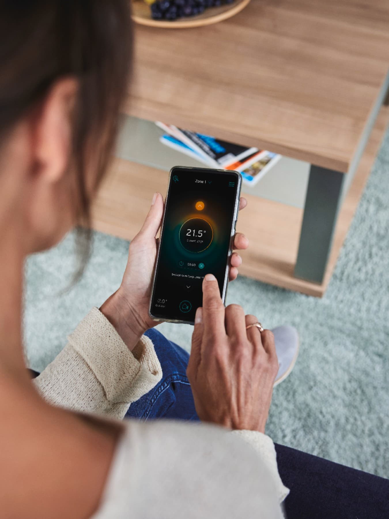 Mujer controlando su sistema con la app móvil myVAILLANT