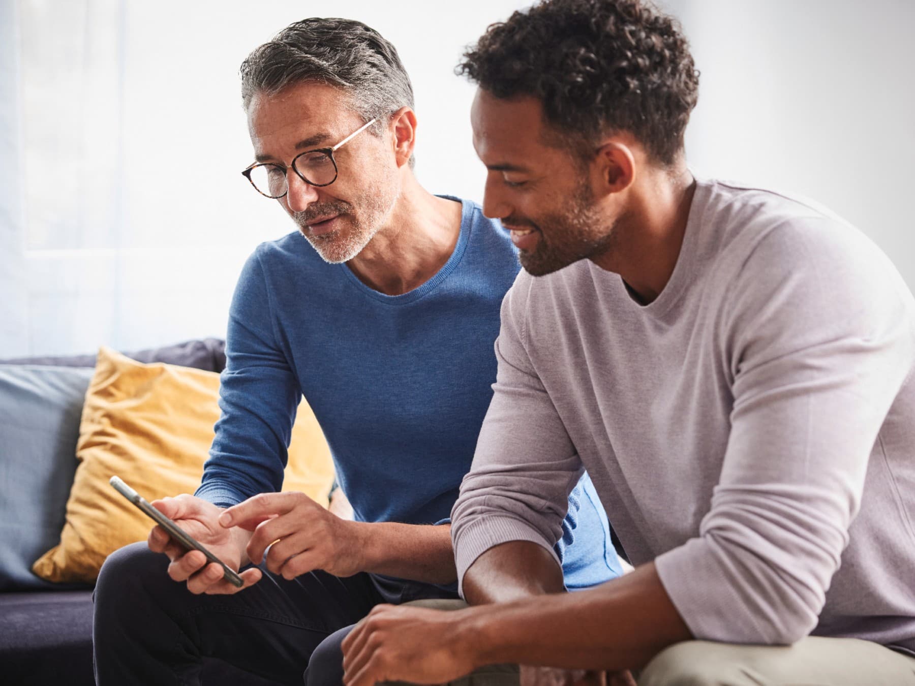 Dos personas informándose sobre las condiciones de financiación