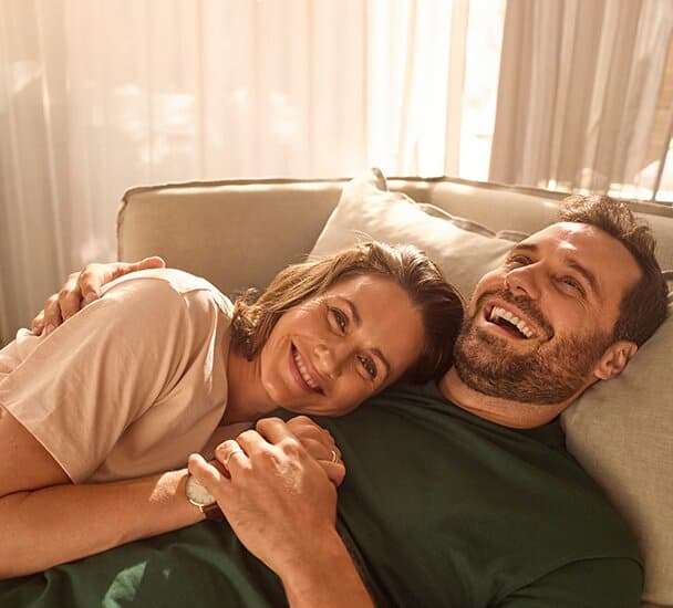 una pareja descansando en un sofá
