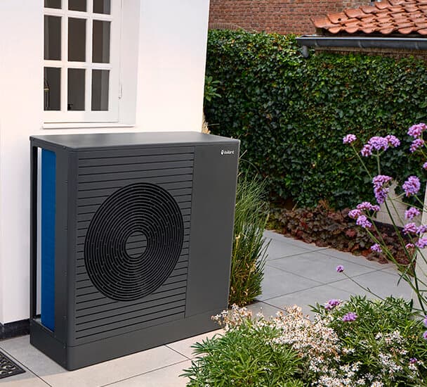 Bomba de calor aire-agua arotherm plus ES instalada debajo de una ventana