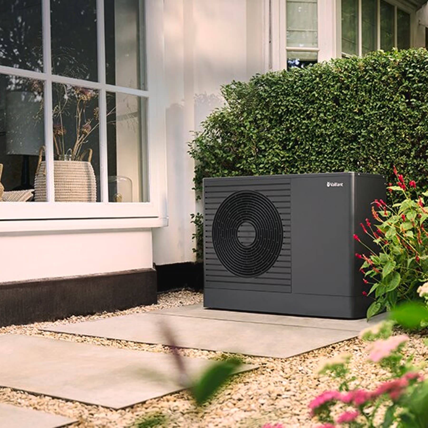aroTHERM plus ES instalada en un jardín