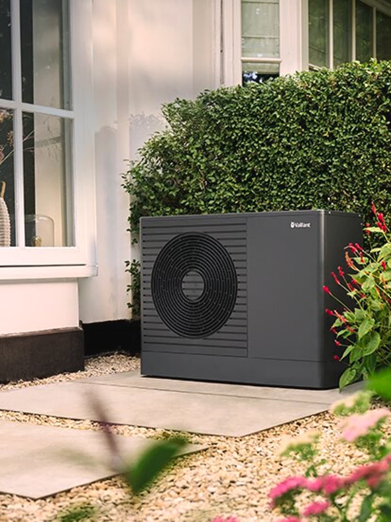 aroTHERM plus ES instalada en un jardín