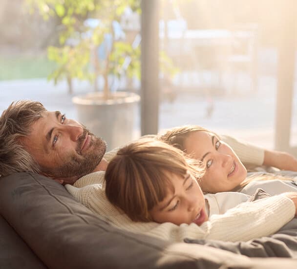 Una familia descansando en el sofá