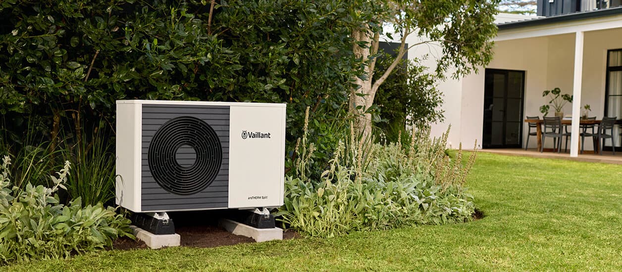 Bomba de calor aerotérmica aroTHERM Split plus en un jardín