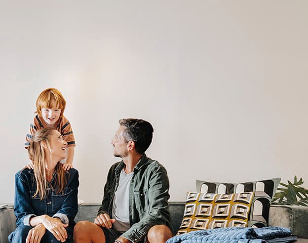 La familia está sentada en el sofá del salón