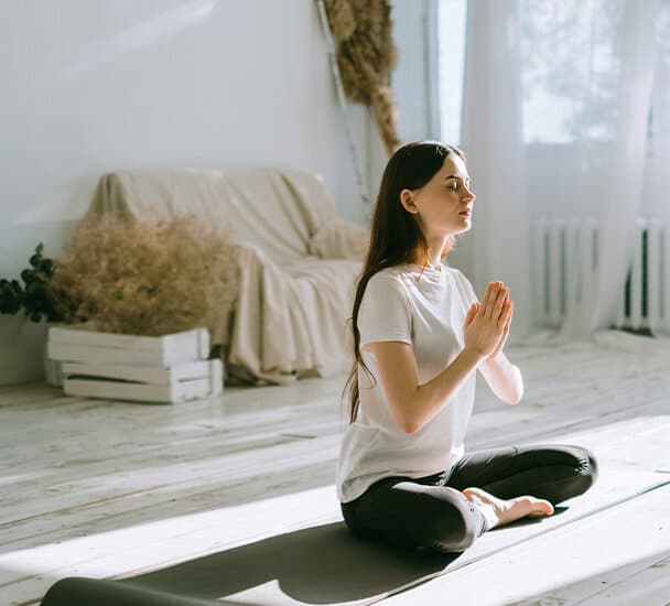 Mujer haciendo yoga en el suelo