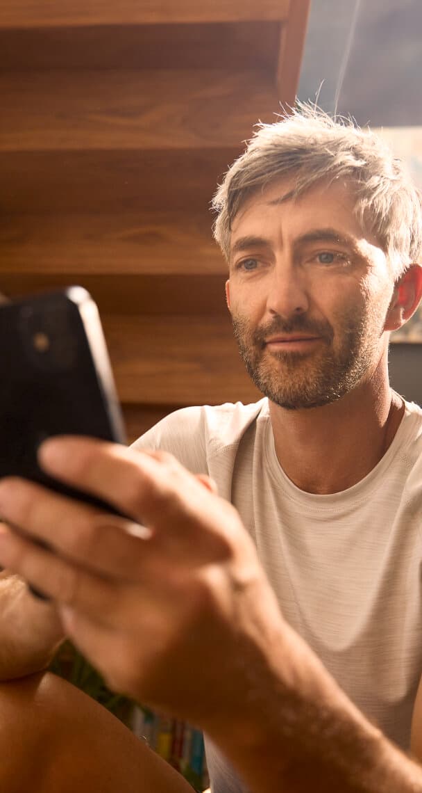 Un hombre mirando su teléfono inteligente