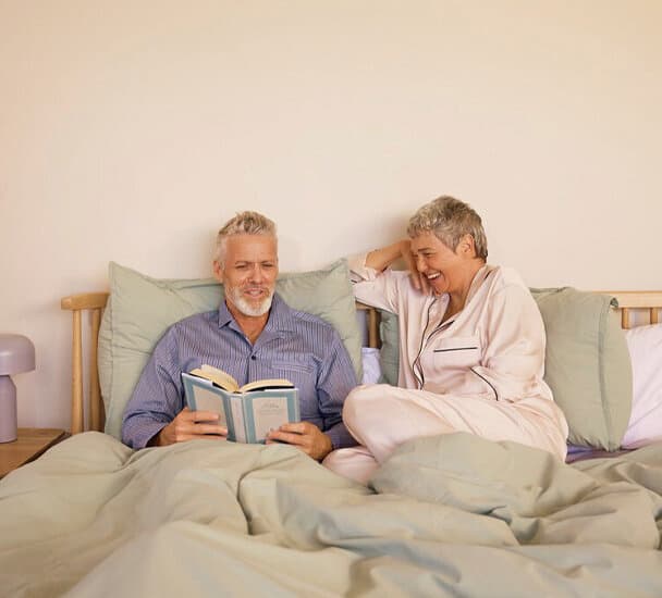 Una pareja sentada en la cama