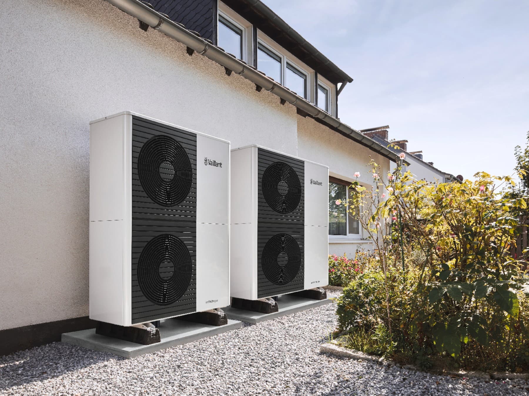 Bombas de calor Vaillant delante de un edificio moderno