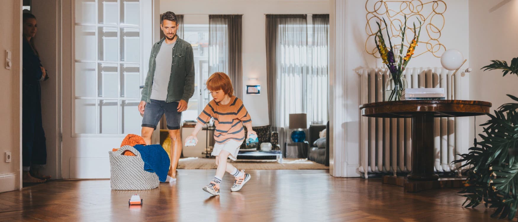 El padre observa a su hijo jugando en la sala de estar.