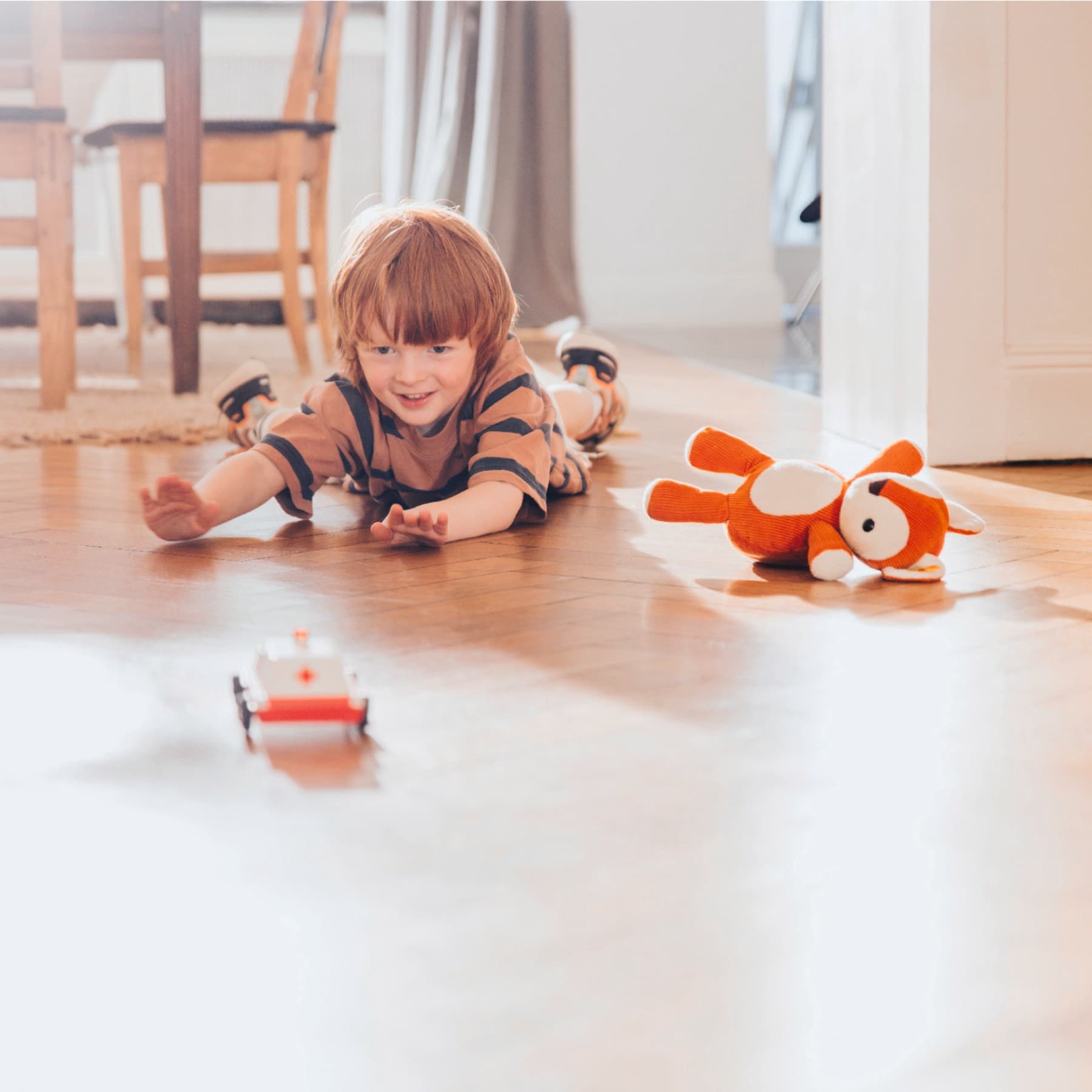 Niño jugando en el suelo