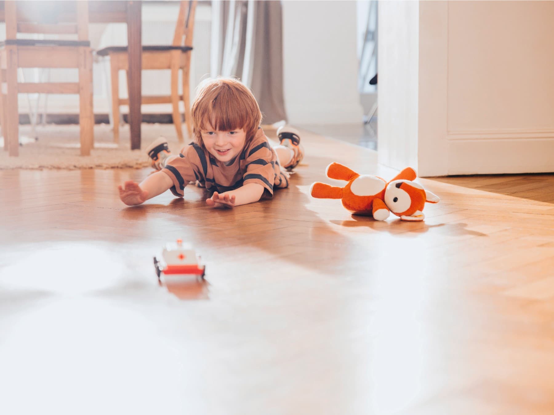 niño jugando en el suelo