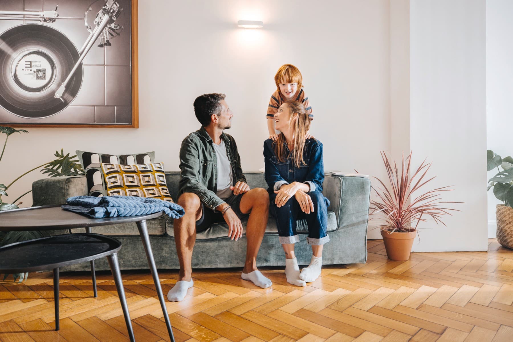 Familia disfrutando del confort de su hogar