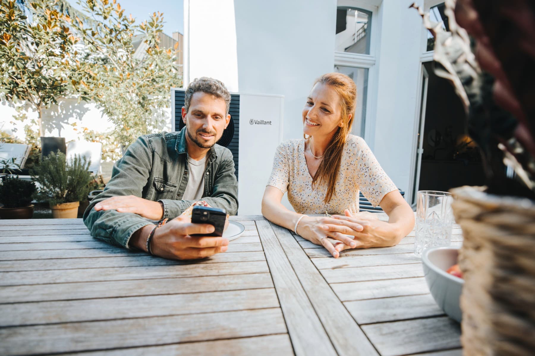 Una pareja que registra su sistema de calefacción en el portal web myVaillant