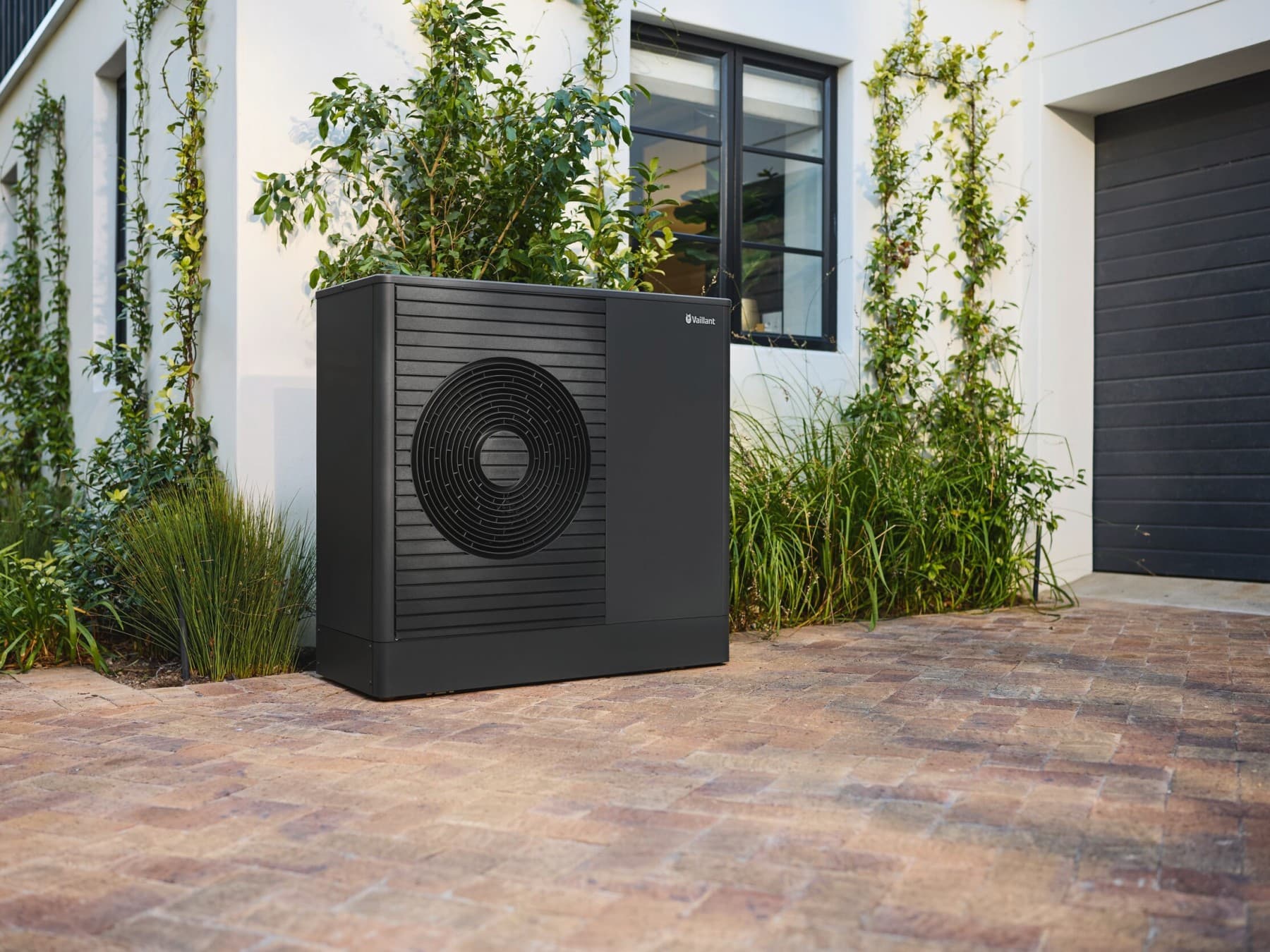 aroTHERM exclusive ES cerca de una ventana