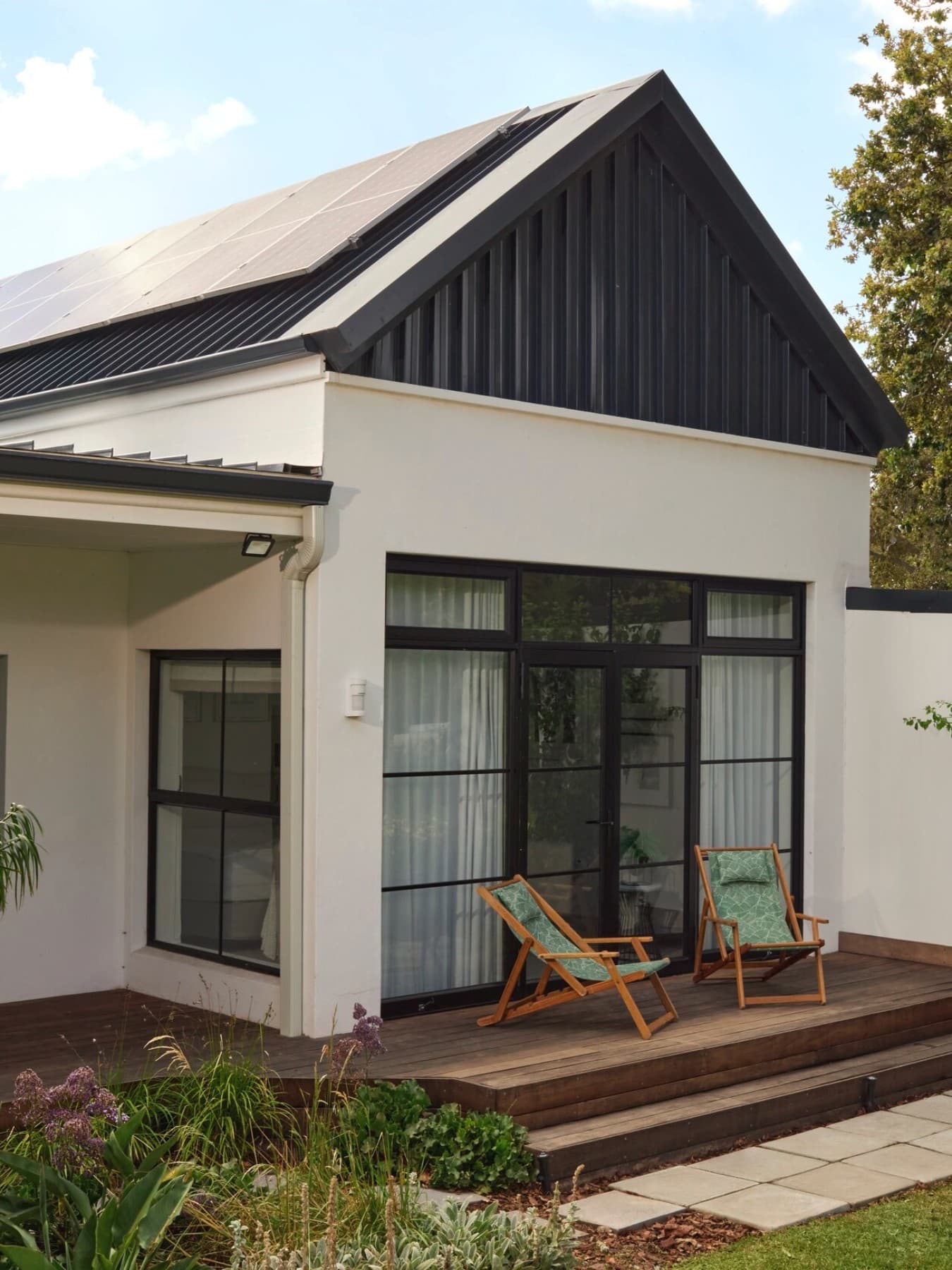 Casa con paneles fotovoltaicos en el tejado