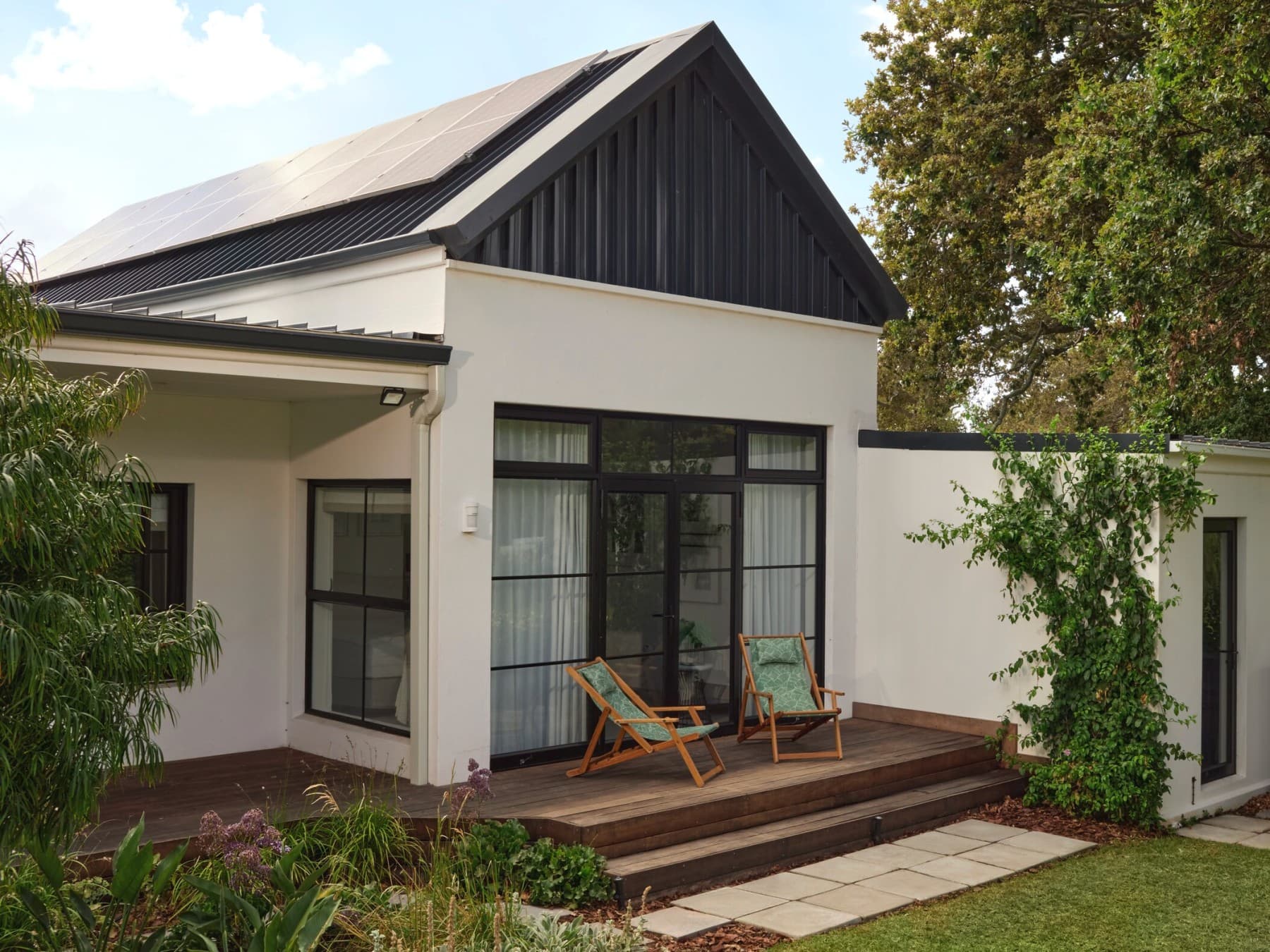 Casa con paneles fotovoltaicos en el tejado
