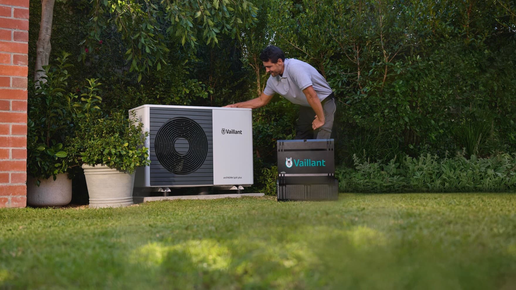 Instaladores colocando la bomba de calor con fuente de aire en su lugar.