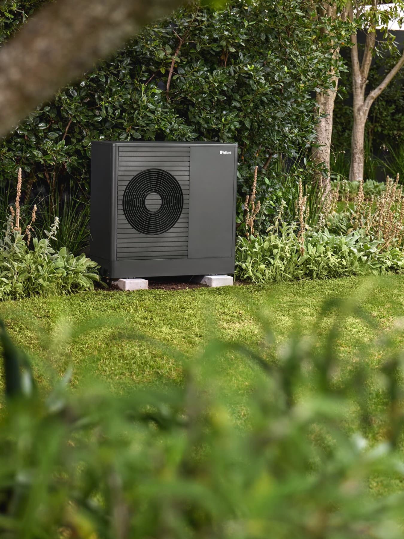 Bomba de calor Vaillant instalada en un jardín.