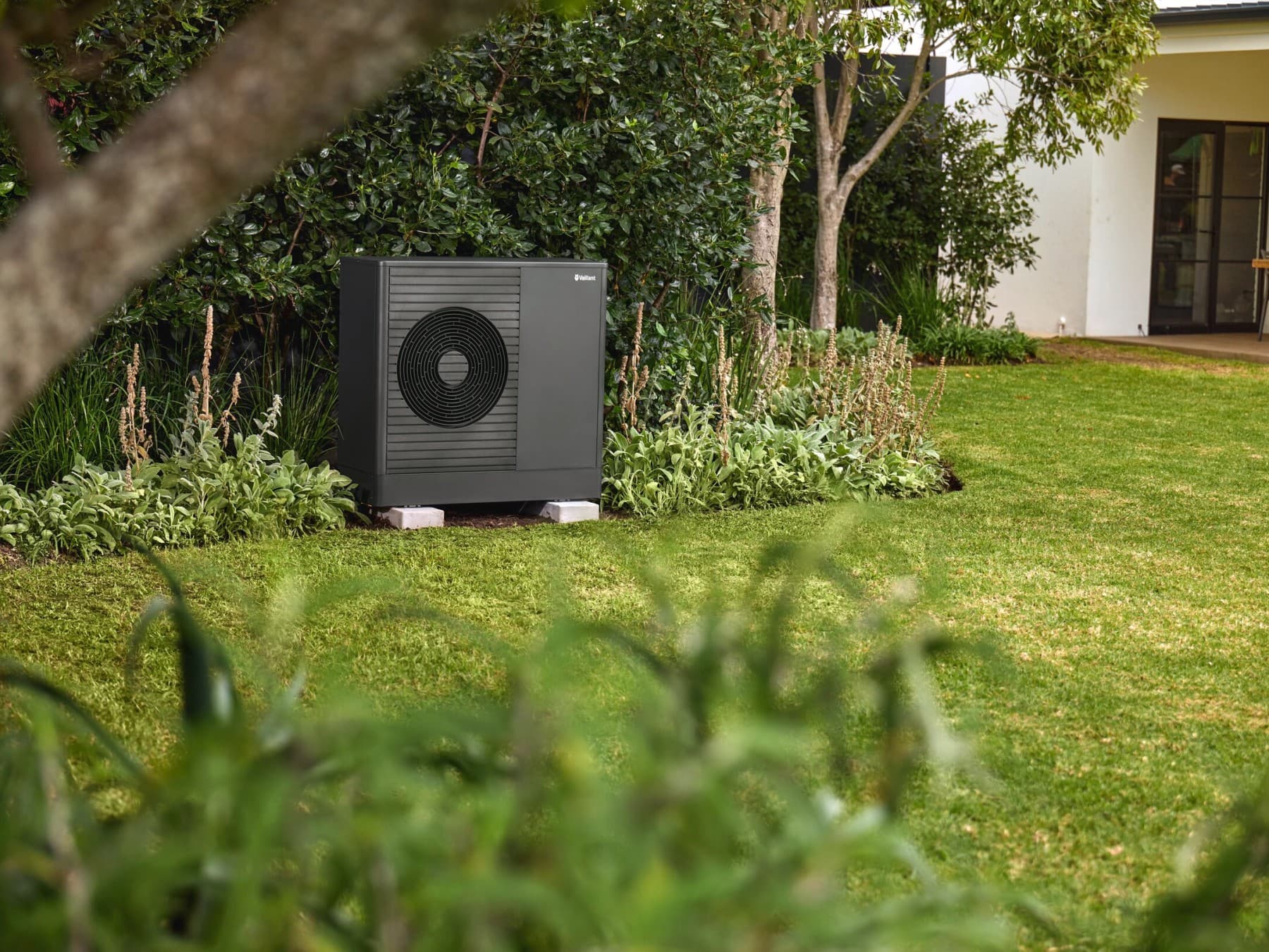Bomba de calor Vaillant instalada en un jardín.