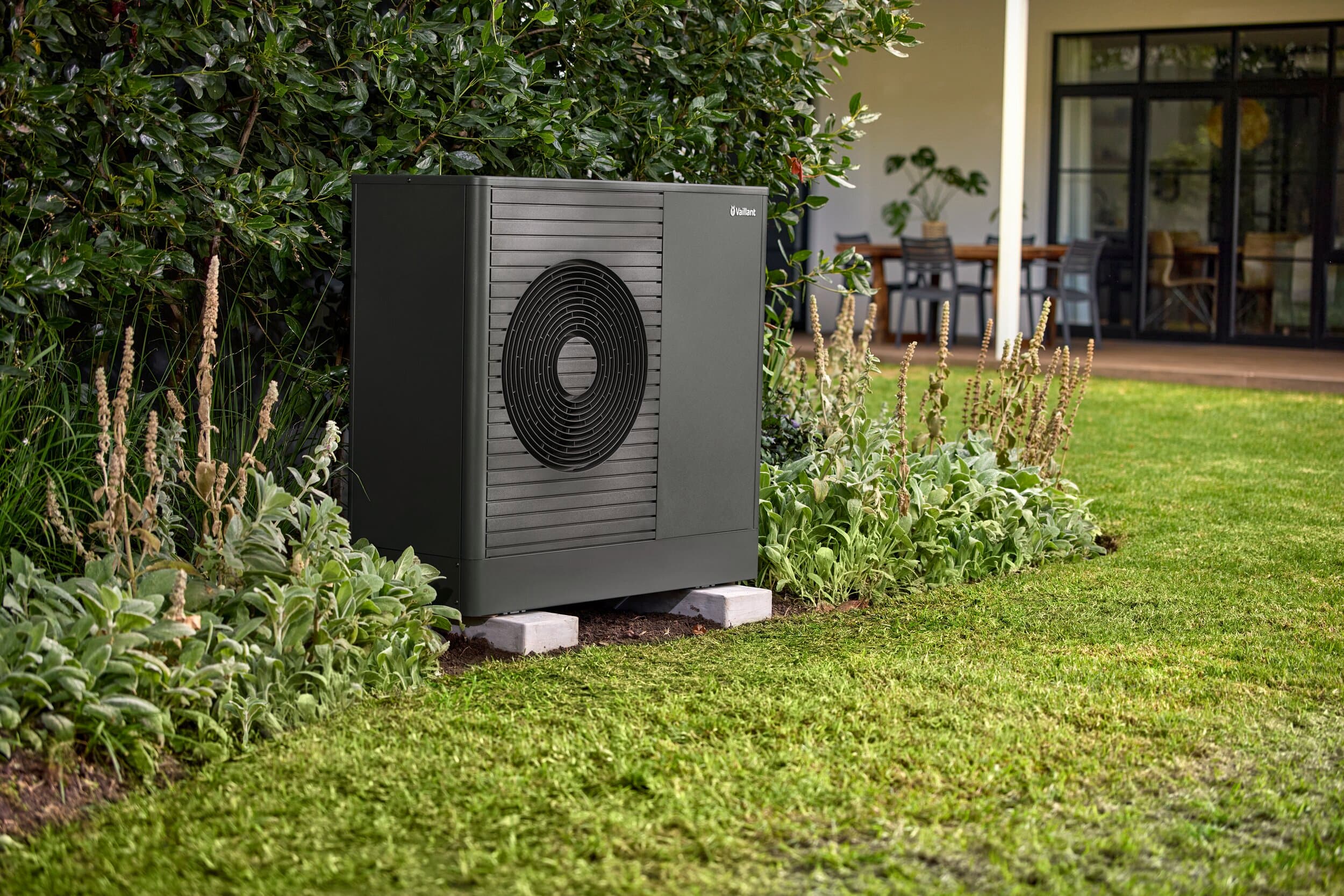 aroTHERM exclusive ES instalada en un jardín