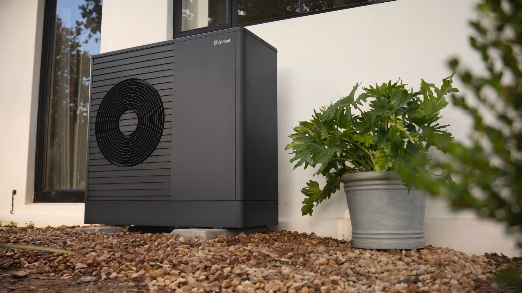 aroTHERM exclusive ES instalada junto a una puerta y bajo una ventana.