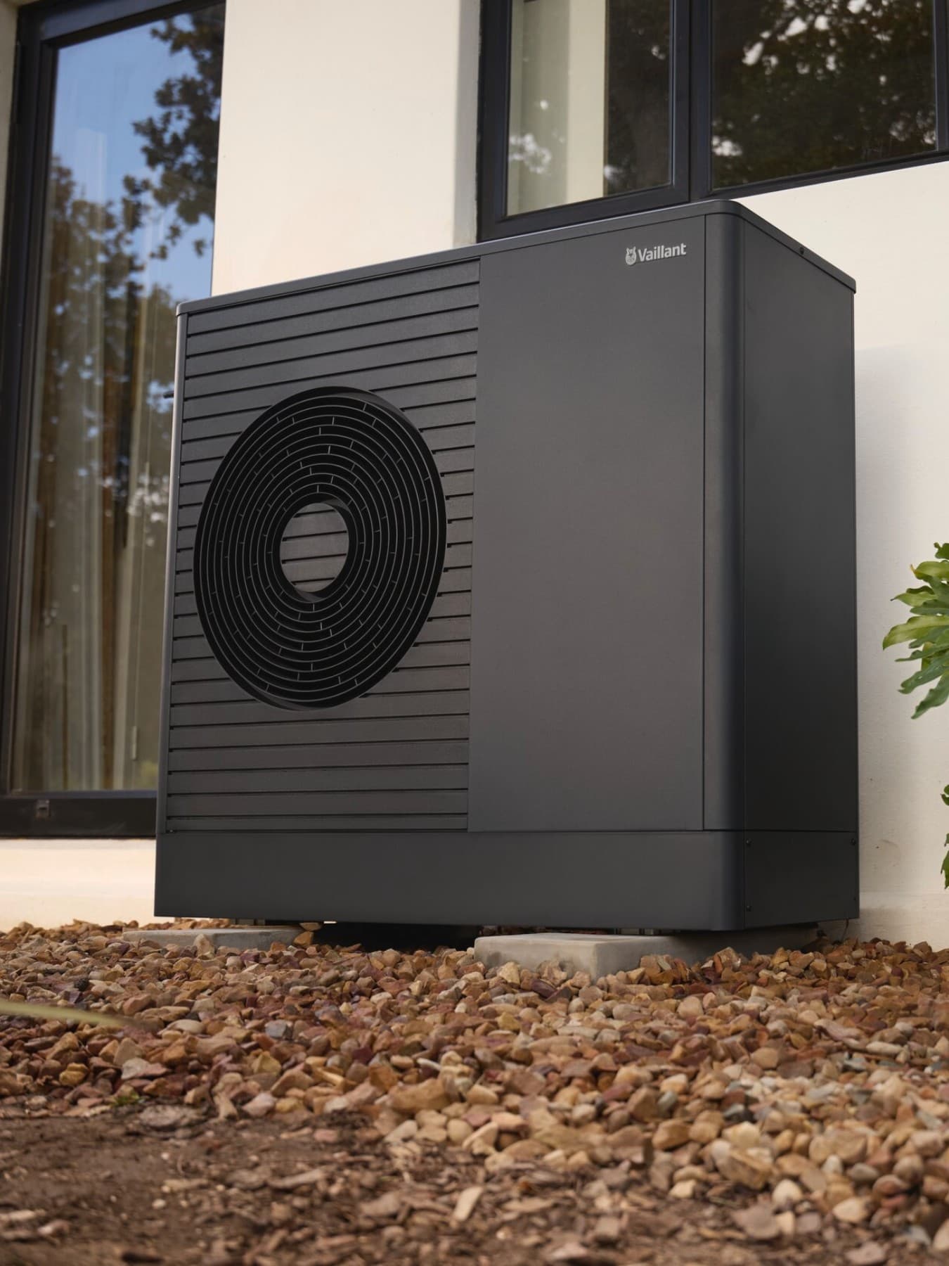 aroTHERM exclusive ES instalada junto a una puerta y bajo una ventana.